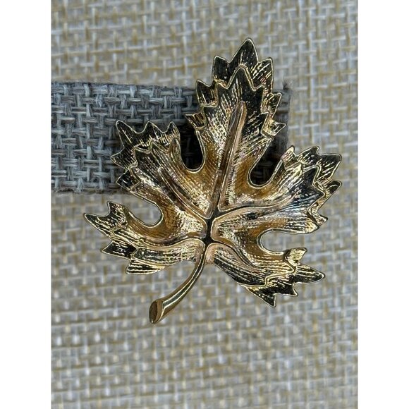 Avon Gold Tone Maple Leaf Earrings, Vintage - Picture 4 of 7